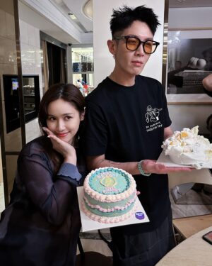 Sandy Wu Instagram - #sandywuofficial

同慶，也是好玩的。

（好餓喔，我先吃東西，晚點想寫再寫）

簡單記錄一下好了！

有人初次舉辦生日派對，所以大家參與的心情變得特別有趣，
很想替他加油，也好希望給他不錯的回憶，
所幸，初學者的2266被大家完美接住，真的變成超可愛的紀念耶🎉

另外，我初次跟同天生日的朋友慶生，這種感覺好像媒體聯訪🤪
一起分擔微微被put on the spot的緊張感，
甚至還可以共同迎接海量祝福～所以我才說：同慶，也是好玩的。

最後⋯大家最好奇的就是六月生的那位到底為什麼在同個畫面裡？

因為搭超級貼心全員都買蛋糕（？）
一個桌上567個蛋糕，在預備點蠟燭的時候還不小心砸爛一顆，
有人說：這就人生啊！爛爛的也很好吃！
於是從地上挖起放回桌上，集體體驗人生的意義（？）

樂觀是人生解藥啦！

✨

今天要聽：盧廣仲的再見勾勾

@yamiichen @aaron77926 @kaikaiko