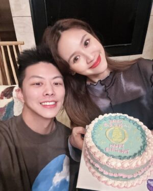 Sandy Wu Instagram - #sandywuofficial

同慶，也是好玩的。

（好餓喔，我先吃東西，晚點想寫再寫）

簡單記錄一下好了！

有人初次舉辦生日派對，所以大家參與的心情變得特別有趣，
很想替他加油，也好希望給他不錯的回憶，
所幸，初學者的2266被大家完美接住，真的變成超可愛的紀念耶🎉

另外，我初次跟同天生日的朋友慶生，這種感覺好像媒體聯訪🤪
一起分擔微微被put on the spot的緊張感，
甚至還可以共同迎接海量祝福～所以我才說：同慶，也是好玩的。

最後⋯大家最好奇的就是六月生的那位到底為什麼在同個畫面裡？

因為搭超級貼心全員都買蛋糕（？）
一個桌上567個蛋糕，在預備點蠟燭的時候還不小心砸爛一顆，
有人說：這就人生啊！爛爛的也很好吃！
於是從地上挖起放回桌上，集體體驗人生的意義（？）

樂觀是人生解藥啦！

✨

今天要聽：盧廣仲的再見勾勾

@yamiichen @aaron77926 @kaikaiko