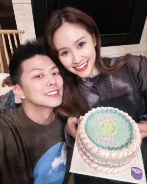 Sandy Wu Instagram - #sandywuofficial

同慶，也是好玩的。

（好餓喔，我先吃東西，晚點想寫再寫）

簡單記錄一下好了！

有人初次舉辦生日派對，所以大家參與的心情變得特別有趣，
很想替他加油，也好希望給他不錯的回憶，
所幸，初學者的2266被大家完美接住，真的變成超可愛的紀念耶🎉

另外，我初次跟同天生日的朋友慶生，這種感覺好像媒體聯訪🤪
一起分擔微微被put on the spot的緊張感，
甚至還可以共同迎接海量祝福～所以我才說：同慶，也是好玩的。

最後⋯大家最好奇的就是六月生的那位到底為什麼在同個畫面裡？

因為搭超級貼心全員都買蛋糕（？）
一個桌上567個蛋糕，在預備點蠟燭的時候還不小心砸爛一顆，
有人說：這就人生啊！爛爛的也很好吃！
於是從地上挖起放回桌上，集體體驗人生的意義（？）

樂觀是人生解藥啦！

✨

今天要聽：盧廣仲的再見勾勾

@yamiichen @aaron77926 @kaikaiko