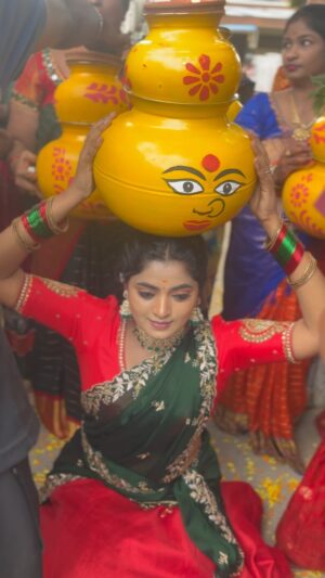 Sangeetha Kalyankumar Instagram - It was a truly blessed event ✨❤️im very happy to celebrate this event with @zeetelugu @madhulika_raj_sharma @maahigouthami @i_haanvikasreenivas_official 

#bonalu #bonalufestival #bonaluevent #zeetelugu