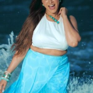 Sangeetha V Instagram - Breeze the sea waves ❤️❤️❤️🖤🖤🖤

Costume: @yadavi4u
Jewelry:@vrc_elite_collection
Photo : @thephotohub.in
Mua : @divya_make_up_artistry

#explorewithsangeetha #sangeethaoutfit #reelvideo #instalove #sangeetharedinkingsley #sanju