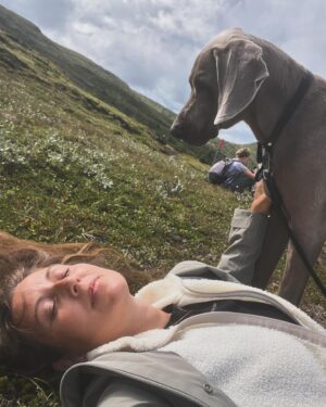 Sanna Lundell Instagram - Omslaget till min bok. Mitt liv. Finns ingen plats jag hellre vilar på. Alla energier så fullständigt mjuka här. En helig plats. Vi saknar bara @olgacrafoordlundell o @igor_persbrandt ❤️. Och ja, renen kom i år också. Genom dimman sprang han förbi oss. Nära. ❤️