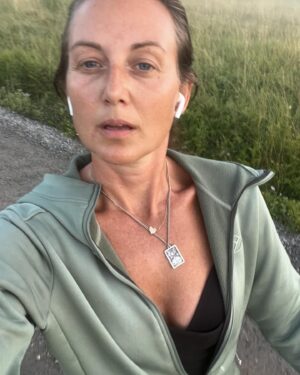 Sanna Lundell Instagram - Jag är ledig. Andra gången i livet som denna frilansare har semester på riktigt. Och den omfattar det här rummet oxå. Hoppas ni har överseende med det ❤️. Den här veckan har bestått av hemmafix. Högtryckstvättat stallet, rensat ogräs, skördat de första dahliorna och zucchinisarna, kokat röda vinbärssaft, grillat med brorsan o brorsungen, inspirerats av @annasuvannadeebang och börjat springa 2 km varje dag, njutit pizza på Karshamra mat och trädgård, känt hur julikvällarna blir mörkare…fått längtan efter tända ljus och raggsockor för första gången🙈.