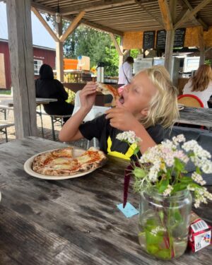 Sanna Lundell Instagram - Jag är ledig. Andra gången i livet som denna frilansare har semester på riktigt. Och den omfattar det här rummet oxå. Hoppas ni har överseende med det ❤️. Den här veckan har bestått av hemmafix. Högtryckstvättat stallet, rensat ogräs, skördat de första dahliorna och zucchinisarna, kokat röda vinbärssaft, grillat med brorsan o brorsungen, inspirerats av @annasuvannadeebang och börjat springa 2 km varje dag, njutit pizza på Karshamra mat och trädgård, känt hur julikvällarna blir mörkare…fått längtan efter tända ljus och raggsockor för första gången🙈.