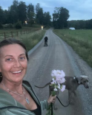 Sanna Lundell Instagram - Jag är ledig. Andra gången i livet som denna frilansare har semester på riktigt. Och den omfattar det här rummet oxå. Hoppas ni har överseende med det ❤️. Den här veckan har bestått av hemmafix. Högtryckstvättat stallet, rensat ogräs, skördat de första dahliorna och zucchinisarna, kokat röda vinbärssaft, grillat med brorsan o brorsungen, inspirerats av @annasuvannadeebang och börjat springa 2 km varje dag, njutit pizza på Karshamra mat och trädgård, känt hur julikvällarna blir mörkare…fått längtan efter tända ljus och raggsockor för första gången🙈.