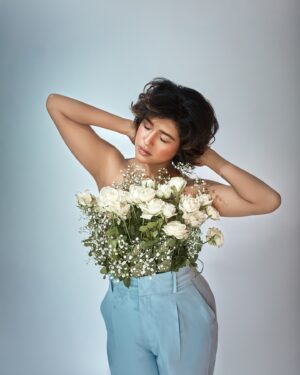 Sanskruti Balgude Instagram - …..petals of serenity….☁️🍃🤍✨

@shubham.panse.photography 
@sheetalpalsande 
@stylist.chaitalikulkarni 

#sanskrutibalgude #white #roses #serenity
