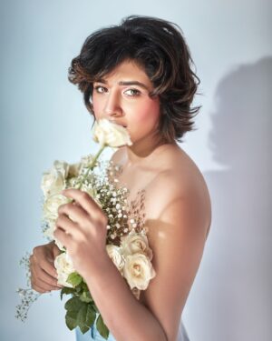 Sanskruti Balgude Instagram - …..petals of serenity….☁️🍃🤍✨

@shubham.panse.photography 
@sheetalpalsande 
@stylist.chaitalikulkarni 

#sanskrutibalgude #white #roses #serenity