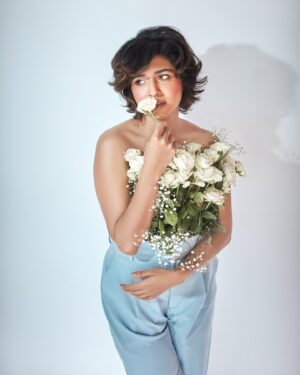 Sanskruti Balgude Instagram - …..petals of serenity….☁️🍃🤍✨

@shubham.panse.photography 
@sheetalpalsande 
@stylist.chaitalikulkarni 

#sanskrutibalgude #white #roses #serenity
