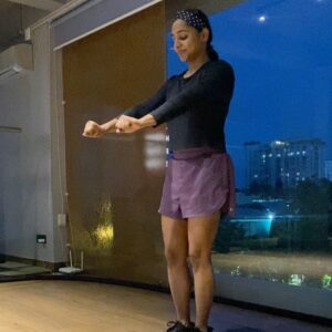 Santhy Balachandran Instagram - I’ve always described myself as the girl equivalent of the Pillsbury doughboy — remember that ad? I’ve never had much by way of core strength, so I never could do a push up. Until this year. The first half of 2024 has been about learning that my soft, squishy body is capable of more than I ever dared to imagine. So here’s a little celebratory carousel of the progress I’ve made so far: 

Video 1: Pistol Squat
Video 2: Hanging Knee Raise
Video 3: My first ever full push up

Thanks to the coaches at @liftwithajith and @combatfitnesscult for setting me on this path of joyful discovery. I know there’s a long way to go in terms of correcting form etc but it has been lovely to surprise myself 😊

#workinprogress #pillsburydoughgirl