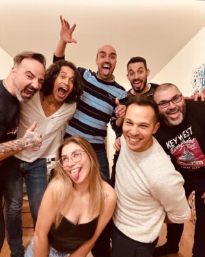 Santiago Lagoá Instagram - Jantarinho básico Nr 001
E sem contar tens a casa cheia de amigos❤️
O @miguelcaldeirahairstylist  rebentou uma saca de gelo no chão armado em Thor ⚡️
O @cantormarcusportugal salvou a noite com música e com mais gelo ( viva as caipirinhas )
O @rui.magalhaes.10 desafinou mas tentou 🤣🙌🏼 @dianasfamiliar lá conseguiu vir ao Porto (milagre) o @smachadooo trouxe pizzas e o @vitorreis_32 não queria calçar as pantufas 👃🩴 (podem ver nas stories)
🙏🏼🙏🏼🙏🏼❤️❤️❤️🤗🤗🤗
.
#jantarinhobasico #jantar #amigos #noitada 
#caipirinha #epoca2023 #maisdestas