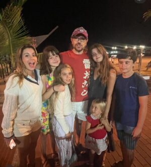 Santiago Segura Instagram - Hace justo un año rodábamos “Padre no hay más que uno 4”, no sabíamos que un año después estaríais yendo al cine y mandándonos tantos mensajes tan positivos! Uno siempre lo hace lo mejor que puede, pero no siempre el resultado es el esperado, esta vez, a juzgar por vuestras reacciones (y la taquilla) parece que lo hemos conseguido! Hacer un trabajo bonito y divertiros! Os dejo esta foto con parte de la familia y que me trae tan buenos recuerdos de esas cenas de los sábados durante el rodaje!!!!