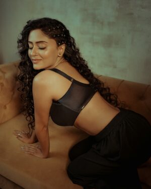 Sanya Thakur Instagram - “Sassy, classy, and a bit bad-assy. 🔥” 
.
📷 : @sahil_navadiya_ 
💄 : @makeup_asfaque 
.
.
.
.
#mylook #fashion #lifestyle#raw#explore