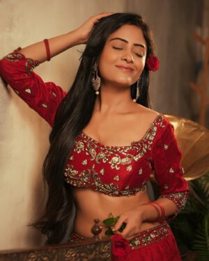 Sanya Thakur Instagram - Haseen dilruba ❣️ #red 
.
📷 @sahil_navadiya_ 
💄 @makeup_asfaque 
.
#indian #actress #photooftheday