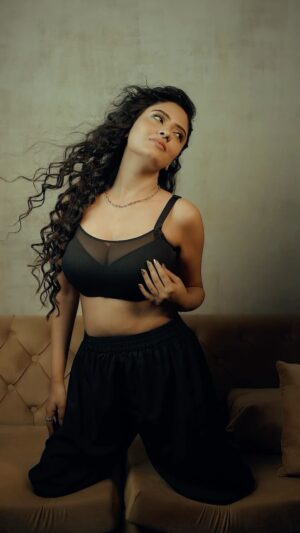 Sanya Thakur Instagram - Me enjoying old songs 🥰 #vibes 
.
📷 : @sahil_navadiya_ 
💄 : @makeup_asfaque 
.
.
.
#fashion #style #bollywood #actress