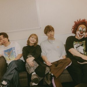 Saori Instagram - アリーナツアー「深海」
33公演全てソールドアウトしてます、ありがとう〜

ライブを終えてソファでくつろぐ私たち。
ツアーも後半戦が始まって、
なかなか熟してきたな？という感じ。
食べごろです。

photo by @takuya_nagamine