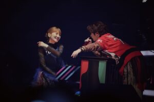 Saori Instagram - 「わたし、ライブ中突然マイク向けられるのいやなの」

って伝えたら、次のライブから
ニヤニヤした顔で深瀬くんが近づいてきて
マイクを向けてくるようになった。

何でやねん。フリちゃうわ。

#深海　#アリーナツアー　#sekainoowari