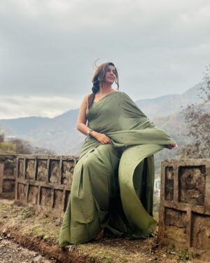 Sapna Choudhary Instagram - Dressing like the desi queen I am 🫅

Wearing 🥻 @ratnavati_collection09 

#sapnachaudhary #desiqueen #instagood #instagram #saree #sareelove #look #trending #naturephotography #naturelovers #positivevibes #thankgodforeverything