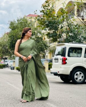 Sapna Choudhary Instagram - Dressing like the desi queen I am 🫅

Wearing 🥻 @ratnavati_collection09 

#sapnachaudhary #desiqueen #instagood #instagram #saree #sareelove #look #trending #naturephotography #naturelovers #positivevibes #thankgodforeverything