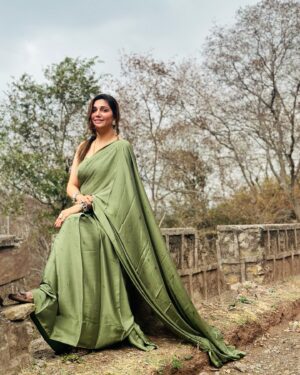 Sapna Choudhary Instagram - Dressing like the desi queen I am 🫅

Wearing 🥻 @ratnavati_collection09 

#sapnachaudhary #desiqueen #instagood #instagram #saree #sareelove #look #trending #naturephotography #naturelovers #positivevibes #thankgodforeverything