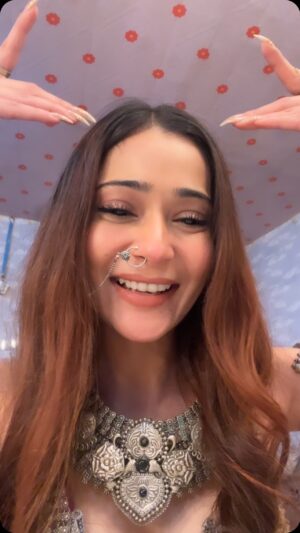 Sara Khan Instagram - Just 🤓