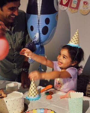 Sara Prata Instagram - Julho que mês maravilhoso!! Os dias são enormes, as noites são quentes e o vento ainda sopra de mansinho. 
Foi um mês de coração cheio ♥️