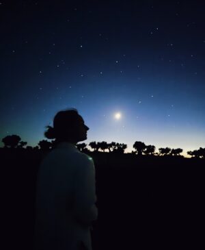 Sara Prata Instagram - Julho que mês maravilhoso!! Os dias são enormes, as noites são quentes e o vento ainda sopra de mansinho. 
Foi um mês de coração cheio ♥️