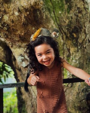 Sara Prata Instagram - Los Monos ♥️
Eu nem sei qual a foto (por favor escolham vocês) que melhor descreve a felicidade desta miúda com animais. E OMG, macaquinhos pequeninos foi felicidade pura. 

Este pedaço de terra perto de El Limón tem mais de 2 hectares e nele vivem livremente várias famílias de macacos-esquilo. São meigos e inteligentes e com o tempo ficaram acostumados ao contacto com humanos. E assim ao passearmos por ali eles vão descendo das árvores, sentam-se em cima de nós, pulam e brincam e comem das nossas mãos. É um assunto sensível para mim (não visito nem alimento negócios que envolvam exploração animal, mas aqui percebi que eles vivem por ali com espaço e felizes e o máximo que lhes fazemos é levar belos pedacinhos de papaia e banana.) 
Este é o resultado desta deliciosa macacada 😂