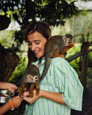 Sara Prata Instagram - Los Monos ♥️
Eu nem sei qual a foto (por favor escolham vocês) que melhor descreve a felicidade desta miúda com animais. E OMG, macaquinhos pequeninos foi felicidade pura. 

Este pedaço de terra perto de El Limón tem mais de 2 hectares e nele vivem livremente várias famílias de macacos-esquilo. São meigos e inteligentes e com o tempo ficaram acostumados ao contacto com humanos. E assim ao passearmos por ali eles vão descendo das árvores, sentam-se em cima de nós, pulam e brincam e comem das nossas mãos. É um assunto sensível para mim (não visito nem alimento negócios que envolvam exploração animal, mas aqui percebi que eles vivem por ali com espaço e felizes e o máximo que lhes fazemos é levar belos pedacinhos de papaia e banana.) 
Este é o resultado desta deliciosa macacada 😂