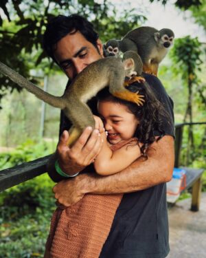 Sara Prata Instagram - Los Monos ♥️
Eu nem sei qual a foto (por favor escolham vocês) que melhor descreve a felicidade desta miúda com animais. E OMG, macaquinhos pequeninos foi felicidade pura. 

Este pedaço de terra perto de El Limón tem mais de 2 hectares e nele vivem livremente várias famílias de macacos-esquilo. São meigos e inteligentes e com o tempo ficaram acostumados ao contacto com humanos. E assim ao passearmos por ali eles vão descendo das árvores, sentam-se em cima de nós, pulam e brincam e comem das nossas mãos. É um assunto sensível para mim (não visito nem alimento negócios que envolvam exploração animal, mas aqui percebi que eles vivem por ali com espaço e felizes e o máximo que lhes fazemos é levar belos pedacinhos de papaia e banana.) 
Este é o resultado desta deliciosa macacada 😂