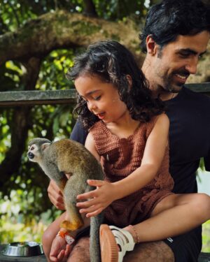 Sara Prata Instagram - Los Monos ♥️
Eu nem sei qual a foto (por favor escolham vocês) que melhor descreve a felicidade desta miúda com animais. E OMG, macaquinhos pequeninos foi felicidade pura. 

Este pedaço de terra perto de El Limón tem mais de 2 hectares e nele vivem livremente várias famílias de macacos-esquilo. São meigos e inteligentes e com o tempo ficaram acostumados ao contacto com humanos. E assim ao passearmos por ali eles vão descendo das árvores, sentam-se em cima de nós, pulam e brincam e comem das nossas mãos. É um assunto sensível para mim (não visito nem alimento negócios que envolvam exploração animal, mas aqui percebi que eles vivem por ali com espaço e felizes e o máximo que lhes fazemos é levar belos pedacinhos de papaia e banana.) 
Este é o resultado desta deliciosa macacada 😂