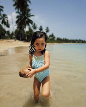 Sara Prata Instagram - Não preciso de esperar mais dias para dizer isto: descobrimos um lugar perfeito para famílias, com calor dia e noite, um mar quente e maravilhoso, com belas piscinas, restaurantes para todos os gostos e até parque aquático (a Amélia delirou claro 😄) Ainda agora chegámos e já temos a certeza que estes dias vão ser recordados para sempre!! 🌴♥️

P.s: descobrimos um novo jogo, apanha o côcoooo!! 🥥😂 @joao___leitao 

e quero partilhar este cantinho convosco por isso o @mercadodasviagens decidiu oferecer-vos um miminho! 
Um código de desconto que será disponibilizado para reservas de viagens com destino para as Caraíbas nos balcões (no balcão físico, por email ou pelas redes sociais, sendo apenas necessário usarem o desconto SARAPRATA50); Válido até 15 de Setembro. 
o código tem de ser pedido numa primeira abordagem com os balcões e não poderá ser aplicado no final da reserva mas sim no inicio da mesma.

@bahiaprincipehotels #bahiaprincipeelportillo 
@mercadodasviagens 
#parceria