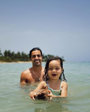 Sara Prata Instagram - Não preciso de esperar mais dias para dizer isto: descobrimos um lugar perfeito para famílias, com calor dia e noite, um mar quente e maravilhoso, com belas piscinas, restaurantes para todos os gostos e até parque aquático (a Amélia delirou claro 😄) Ainda agora chegámos e já temos a certeza que estes dias vão ser recordados para sempre!! 🌴♥️

P.s: descobrimos um novo jogo, apanha o côcoooo!! 🥥😂 @joao___leitao 

e quero partilhar este cantinho convosco por isso o @mercadodasviagens decidiu oferecer-vos um miminho! 
Um código de desconto que será disponibilizado para reservas de viagens com destino para as Caraíbas nos balcões (no balcão físico, por email ou pelas redes sociais, sendo apenas necessário usarem o desconto SARAPRATA50); Válido até 15 de Setembro. 
o código tem de ser pedido numa primeira abordagem com os balcões e não poderá ser aplicado no final da reserva mas sim no inicio da mesma.

@bahiaprincipehotels #bahiaprincipeelportillo 
@mercadodasviagens 
#parceria