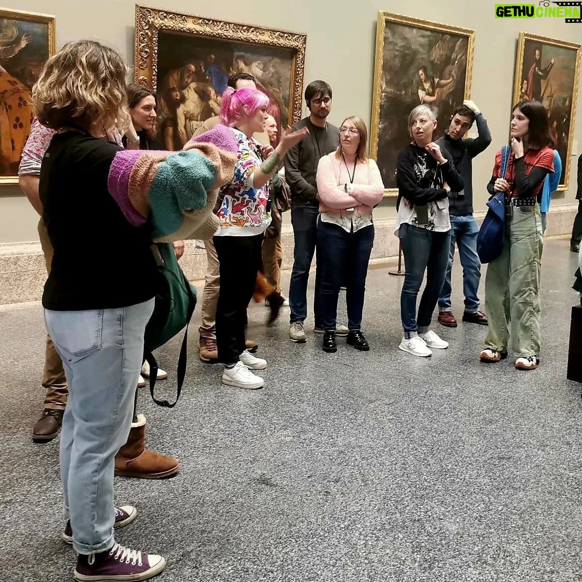 Sara Rubayo - 2.8K Likes - ¡Ay las visitas guiadas! 🤗🖼👀🏛
Me encanta llevaros a mis museos favoritos y alli haceros reír, sobrecogeros y sorprenderos con las historias que esconden las pinturas. Siempre quiero enseñaros más de lo que vemos, y 4 horas son pocas para verlo todo.
💫 En este post os doy un poco de información sobre las visitas que tanto me reclamais:
- 🗓 solo hago una o dos visitas al mes y generalmente son los sábados para facilitaros la vida, pero me encantaría que fueran entre semana por la mañana para tener el museo más vacio".
-✏️ ahora mismo no tengo fechas abiertas, esta todo cubierto pero pronto sacaré una fecha para marzo. Se reserva en mi web sararubayo.com
- 🫂 me gustan los grupos pequeños, un máximo de 7 personas, así me aprendo vuestros nombres y puedo conoceros mejor, además de que así el Museo me deja estar tranquila sin hora de salida.
-🕰 voy "sin tiempo", digo que la visita son 2 horas pero tod@s sabemos que no es verdad, solemos salir por puro hambre.
- 🤓 vemos desde las famosas del Bosco, Velázquez, Rubens, Goya y demas... hasta las que pasas por delante porque no sabías que son la pera.
- 👟 recomiendo siempre llevar calzado cómodo, nada de agua ni fotos (estas son claramente robados que aprecio mucho pero que me la juego al compartir😅) porque en esto los museos se ponen tensos, pero somos fuertes y podemos aguantar 💪
Pues poco más, que voy mucho más de lo que cuento y que pronto habrá un hueco para ti.
Si ya has venido de visita conmigo te doy la gracias por haber querido venir conmigo y sería genial que comentases qué tal fue tu experiencia 🤗
