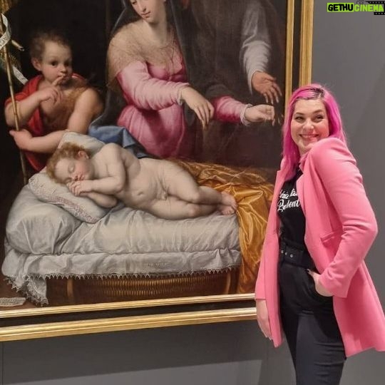 Sara Rubayo - 2.5K Likes - 🎨 ¡Hoy hemos hecho nuestro primer directo desde las salas de exposición de #LaGalería!
Y lo hemos hecho sobre una de esas artistas reconocidas en su momento por la gran calidad de sus trabajos, pero que acabaron siendo olvidadas en la #HistoriadelArte.
😍 En esta ocasión, charlamos con @SaraRubayo sobre la #pintora Lavinia Fontana y nos cuenta los detalles de nuestra obra ‘La Sagrada Familia con San Juanito’.
👼 En este lienzo, Lavinia Fontana demostró su maestría en la delicadeza del velo transparente que sostiene la Virgen y que cubre al pequeño.
🤫 San Juan hace un gesto universal: pide silencio para no despertar al Niño.
📚 Gracias a muchas #investigadoras y #divulgadoras, ahora estas artistas comienzan a estar más presentes en #museos, #libros y centros de estudios.
🐱 Una de las personas que ha estado implicada en visibilizar a estas mujeres ha sido @sararubayo, también conocida como “La gata verde”.
⭐ Es historiadora del arte, investigadora, escritora y divulgadora cultural.
🖌 ¡Esta es una de las obras que podrás ver desde este verano en #LaGalería de las #ColeccionesReales!