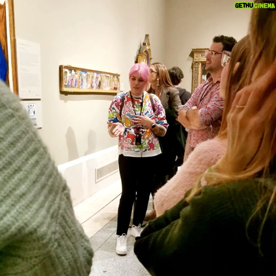 Sara Rubayo - 2.8K Likes - ¡Ay las visitas guiadas! 🤗🖼👀🏛
Me encanta llevaros a mis museos favoritos y alli haceros reír, sobrecogeros y sorprenderos con las historias que esconden las pinturas. Siempre quiero enseñaros más de lo que vemos, y 4 horas son pocas para verlo todo.
💫 En este post os doy un poco de información sobre las visitas que tanto me reclamais:
- 🗓 solo hago una o dos visitas al mes y generalmente son los sábados para facilitaros la vida, pero me encantaría que fueran entre semana por la mañana para tener el museo más vacio".
-✏️ ahora mismo no tengo fechas abiertas, esta todo cubierto pero pronto sacaré una fecha para marzo. Se reserva en mi web sararubayo.com
- 🫂 me gustan los grupos pequeños, un máximo de 7 personas, así me aprendo vuestros nombres y puedo conoceros mejor, además de que así el Museo me deja estar tranquila sin hora de salida.
-🕰 voy "sin tiempo", digo que la visita son 2 horas pero tod@s sabemos que no es verdad, solemos salir por puro hambre.
- 🤓 vemos desde las famosas del Bosco, Velázquez, Rubens, Goya y demas... hasta las que pasas por delante porque no sabías que son la pera.
- 👟 recomiendo siempre llevar calzado cómodo, nada de agua ni fotos (estas son claramente robados que aprecio mucho pero que me la juego al compartir😅) porque en esto los museos se ponen tensos, pero somos fuertes y podemos aguantar 💪
Pues poco más, que voy mucho más de lo que cuento y que pronto habrá un hueco para ti.
Si ya has venido de visita conmigo te doy la gracias por haber querido venir conmigo y sería genial que comentases qué tal fue tu experiencia 🤗