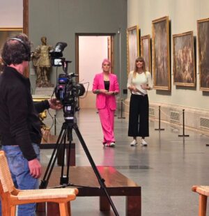 Sara Rubayo Instagram - No tengo palabras para explicar cómo me siento🥹💕
He cumplido otro de esos sueños que ni siquiera te atreves a soñar. Gracias al genial @elintermedio y a mi amado @museoprado  por esta sección tan especial de Mujer tenías que ser.

Contemos la historia como realmente fue y no como nos la han contado💜

Gracias, gracias y más gracias por todo esto 🩷

📸 @marianpayan que me quiere y me cuida, además de captar mi felicidad como nadie 🐔🐱