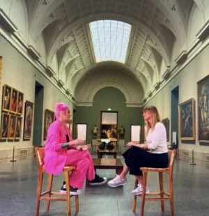 Sara Rubayo Instagram - No tengo palabras para explicar cómo me siento🥹💕
He cumplido otro de esos sueños que ni siquiera te atreves a soñar. Gracias al genial @elintermedio y a mi amado @museoprado  por esta sección tan especial de Mujer tenías que ser.

Contemos la historia como realmente fue y no como nos la han contado💜

Gracias, gracias y más gracias por todo esto 🩷

📸 @marianpayan que me quiere y me cuida, además de captar mi felicidad como nadie 🐔🐱