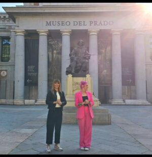 Sara Rubayo Instagram - No tengo palabras para explicar cómo me siento🥹💕
He cumplido otro de esos sueños que ni siquiera te atreves a soñar. Gracias al genial @elintermedio y a mi amado @museoprado  por esta sección tan especial de Mujer tenías que ser.

Contemos la historia como realmente fue y no como nos la han contado💜

Gracias, gracias y más gracias por todo esto 🩷

📸 @marianpayan que me quiere y me cuida, además de captar mi felicidad como nadie 🐔🐱