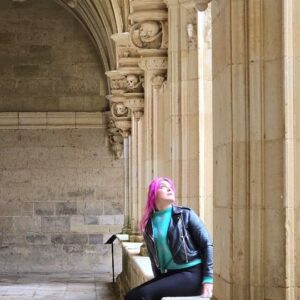 Sara Rubayo Instagram - Cluny fue una gran orden religiosa que surgió modestamente en el siglo X en Francia para promover una gran reforma de la vida monástica basada en la regla de San Benito del “ora et labora” (reza y trabaja) porque por aquel entonces los monjes se habían desmadrado un poco.

Tenían su base en el monasterio cluniacense, con basílica en la Borgoña francesa, que llegó a crecer tanto que fue la arquitectura religiosa más grande de occidente hasta que en el siglo XVI se construyó el Vaticano.

Al mando estaban sus abades que gobernaban la basta red de monasterios secundarios extendidos por toda Europa como si fueran grandes señores feudales de un gran imperio de monjes.

Se extendieron a modo de franquicias, promoviendo unas reglas de vida, nuevos ritos religiosos, sobre todo mortuorios y cobrando al personal por orar telemáticamente para salvar a las almas.

Allá donde llegaban montaban sus edificaciones con sus características propias para poder desarrollar sus ritos religiosos y por eso Cluny se convirtió en foco de un movimiento de renovación religiosa, pero también cultural y artística, al punto de llegar a tener tanta influencia, dinero y poder que rivalizaron con emperadores, reyes y papas, y le disputaron a Roma la condición de capital de cristiandad (por eso se les empezó a conocer como los papas negros por sus vestimentas).

Pues bien, la orden monástica de Cluny nos dejó mucho patrimonio material e inmaterial y por eso mismo hoy 8 países se han unido para presentar la candidatura de sus lugares cluniacenses a la UNESCO para que sean catalogados con la protección de Patrimonio de la Humanidad y por eso he estado visitando algunos sitios cluniacenses de la Provincia de Palencia.

@diputacionpalen
@palenciaesturismo 
@clunyiberica 

#historiadelarte #patrimonio #unesco #Palencia #románico