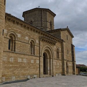 Sara Rubayo Instagram - Este fin de semana he recorrido los sitios de la orden monástica de Cluny ✝️ de la provincia de Palencia✨️ para la candidatura de Patrimonio de la Humanidad y no sé con qué sitio quedarme! Con cuál te quedas tú?

🏰1 y 2 Monasterio Nogal de las Huertas, que está en ruinas y eso hace que sea un lugar por descubrir y soñar

⛪️3 y 4 San Martín de Frómista y su misterioso capitel que nadie sabe bien qué significa 

⛪️5 y 6 Iglesia Templaria Santa María la Blanca en Villalcázar de Sirga (esta no es de Cluny pero la visitamos igualmente porque es divina)

⛪️7 Iglesia de Santa María de Mave

🏰8, 9 y 10 Claustro del Monasterio San Zoilo Carrión de los Condes que este sí que es Cluny pero del bueno

Ahora bien, quieres saber más sobre la orden monástica de Cluny?🤓

@palenciaesturismo 
@diputacionpalen 
@clunyiberica