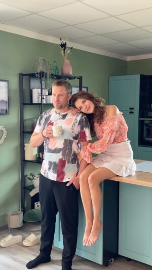 Sara Sandeva Instagram - Nahlédněte s námi do backstage focení pro nový seriál Jakub a Sara! 📸❤️ 

Sledujte nás, ať vám nic neunikne, protože všechno, co pro vás připravujeme, bude stát za to. 👀🪄

#jakubasara #jakubprachar #sarasandeva