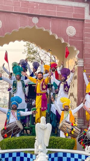 Sarabjit Cheema Instagram - Sadaa dil te dimaag vich rehnda BHANGRA….for all the Bhangra Lovers, Folk Lovers, EDHAN PAINDA BHANGRA OUT NOW! 🙏🏼

Full Album “Bhangre Da King” streaming on all Audio Platforms 

@amanhayer1 @rangproductionsofficial @eypcreations 
@gurvarcheema @sukhmancheema13 @ranglapunjabartsacademy 

#reels #reelsindia #punjab #punjabi #bhangra #folk #dhol #sarbjitcheema #amanhayer #punjabimusic
