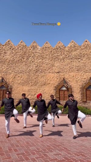 Sarabjit Cheema Instagram - Gaana Sun k zara.. by @sarbjitcheemaofficial bhaji.. beating the heat by bhangra.. 
.
.
In video @balwinder.singh.dhillon @harshvatiani @utsavv_baheti @rishhhhh_7r @justtjay19 
.
.
🎥 @mohit.thw 
.
.
#punjab #dancer #dance #bhangra #surat #rajasthan #mumbai #viral #trending #dancereels #wedding