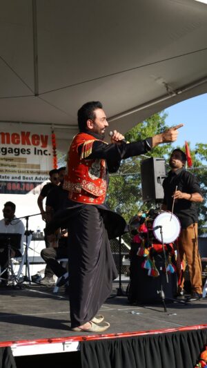 Sarabjit Cheema Instagram - Performing live at the Punjabi Mela Vancouver last weekend!
#sarbjitcheema #vancouver #punjabi #livemusic #reels #reelsindia