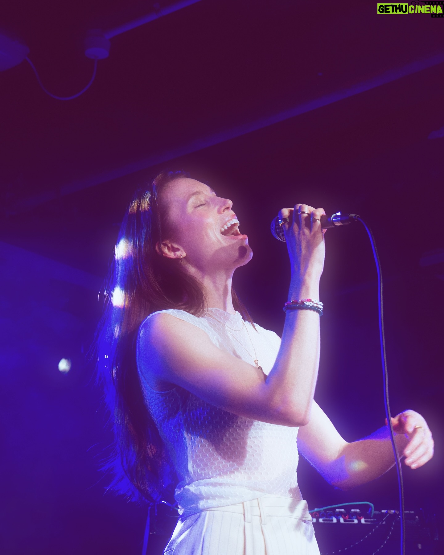 Sarah Close - 1K Likes - manchester!!!!! i can’t believe this was a few weeks ago now. i wanna come back and sing more for you
pics by @lucycrgart
🐝