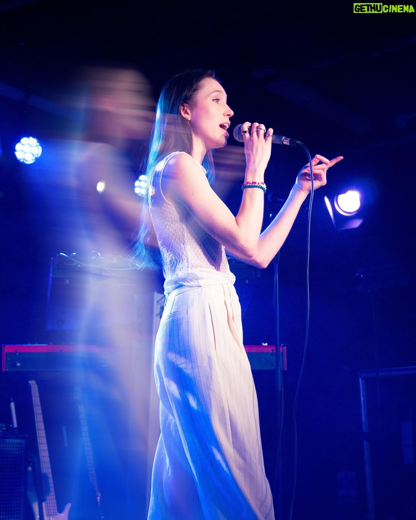 Sarah Close - 1K Likes - manchester!!!!! i can’t believe this was a few weeks ago now. i wanna come back and sing more for you
pics by @lucycrgart
🐝