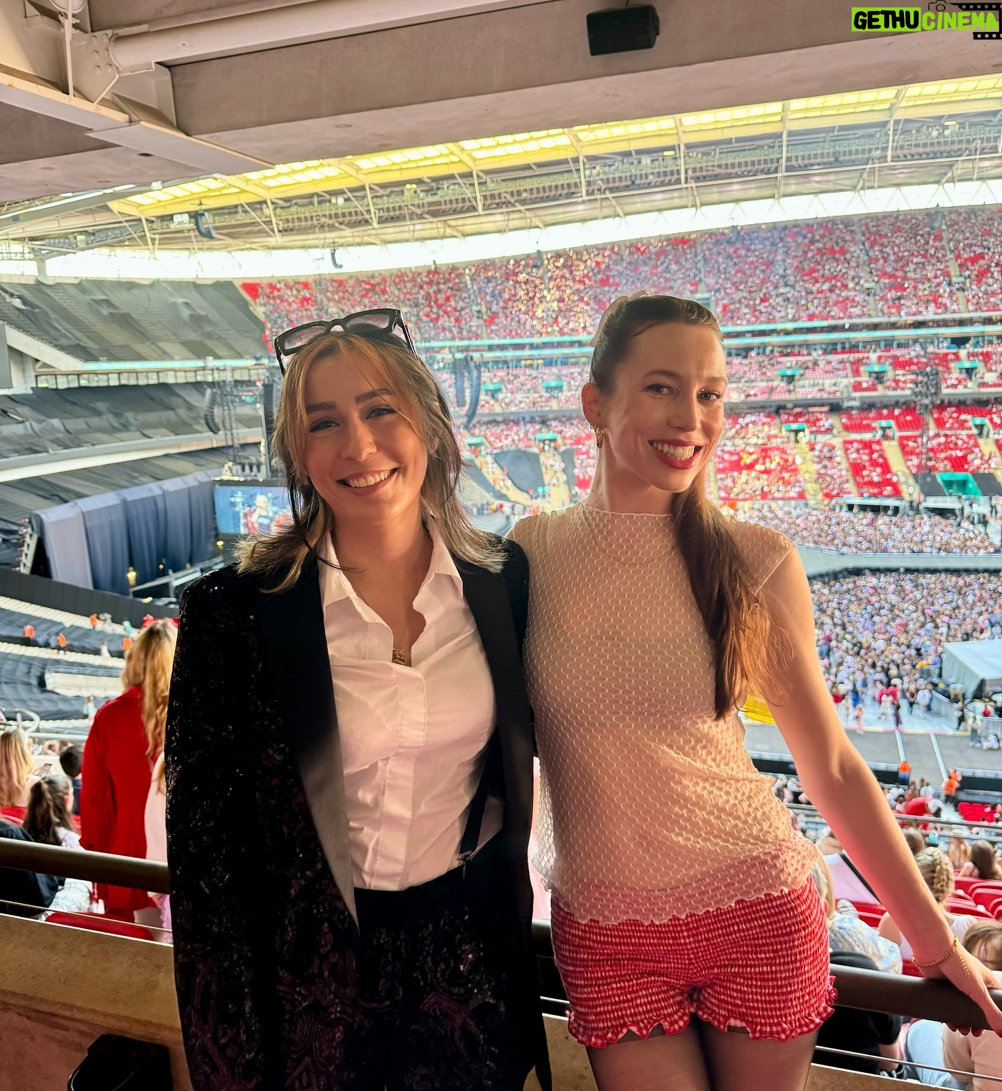 Sarah Close - 3.9K Likes - released my new EP and saw taylor swift all in 24 hours i am deceased from joy