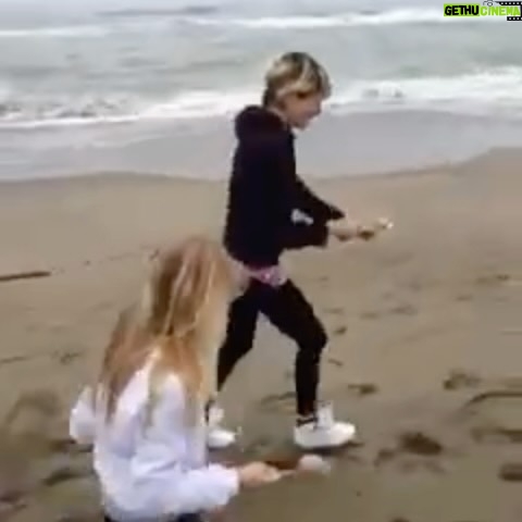 Sarah Felberbaum - 11.3K Likes - Una vita insieme a te. A creare giochi, a fare progetti per scuola, a cucinare e fare casino. A ballare come le matte sotto le stelle mentre tuo padre ci guardava con quel sorriso un po’ scocciato ma tanto felice. Anni ad insegnarci reciprocamente un modo di amare diverso ed unico. Che forse non tutti capiscono ma che sicuramente, vedendoci insieme, nessuno può mettere in discussione.
Ti amo Gaiozzi.
Stasera balla sotto le stelle con le tue amiche, libera e felice.
Stai diventando una donna magnifica ed io sarò sempre al tuo fianco.
❤️