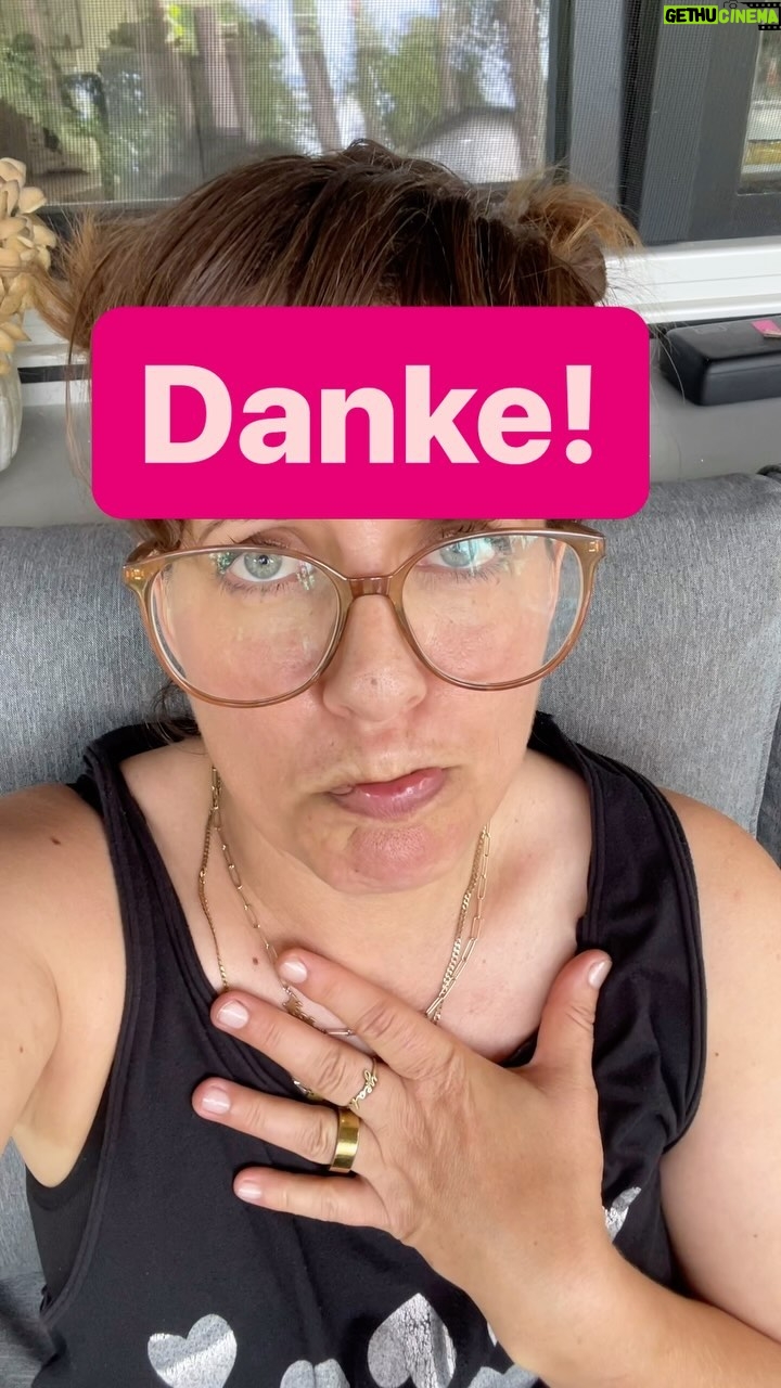 Sarah Kuttner - 1.6K Likes - Sänks Leute! Das alles hier macht nur Spaß wegen euch. Ihr fetzt und ich sehe euch! Schwöre! Markiert (nur wenn ihr mögt) wem ihr dankbar seid und warum! Macht lauter kleine Liebeserklärungen in den Kommentaren! ❤️ #liebeserklärung #danke