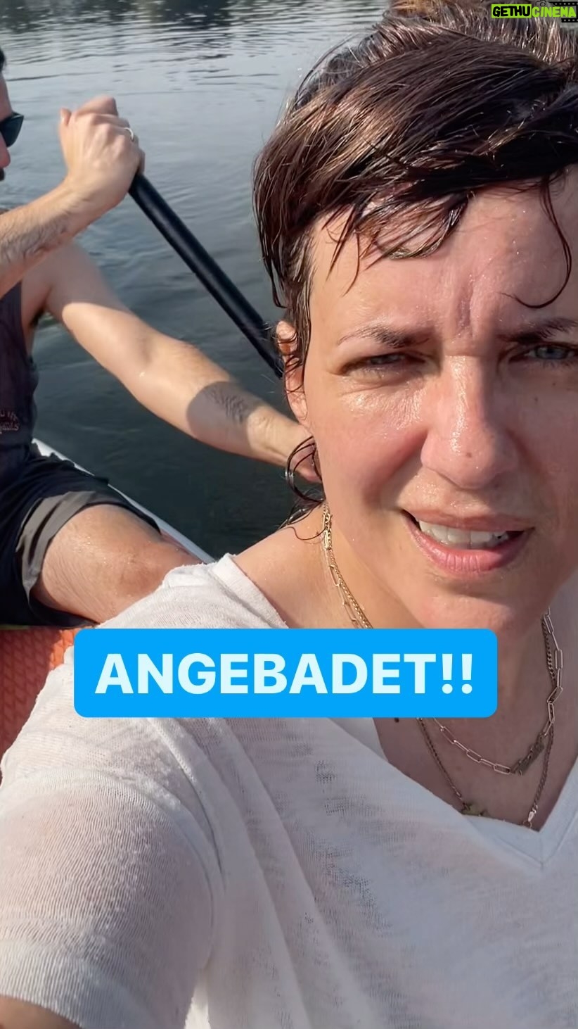 Sarah Kuttner - 1.6K Likes - Ratet, wer dabei ihre Lieblingssonnenbrille im See versenkt hat! 🙄 Mein Mann sagt, er geht die später suchen. Sie könne da ja nicht geklaut werden. ❤️ Was habt ihr heute zum ersten Mal des Jahres gemacht? Und hat es gefetzt? Shoot! #sommer #SUP #baden #see